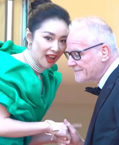 “大嫂”高葉亮相戛納紅毯和戛納主席全程英文熱聊，學(xué)一門外語太重要了，但實在不會外語怎么辦