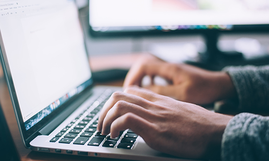 做國際會(huì)議同聲翻譯怎樣穿搭