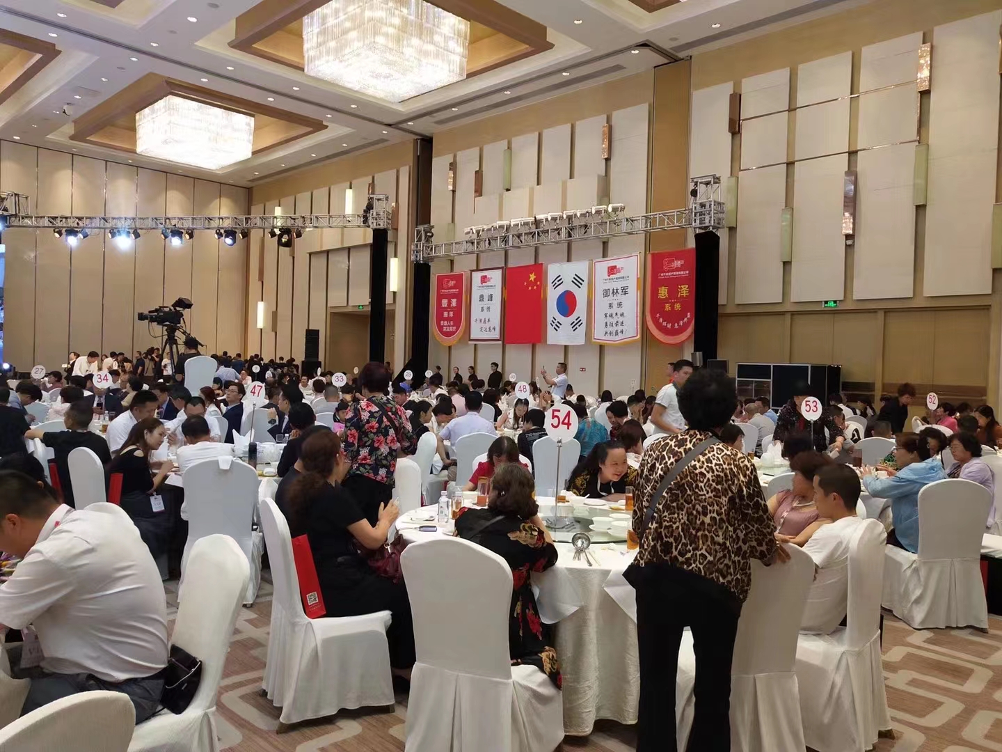  商務(wù)陪同翻譯一天多少錢?商務(wù)陪同翻譯價(jià)格